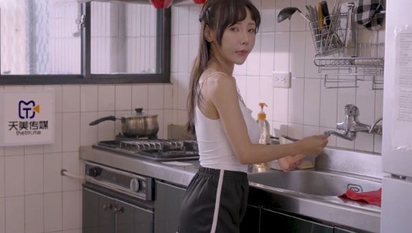 Phim sex mát xa kích dục địt bố dượng khi mẹ nằm viện